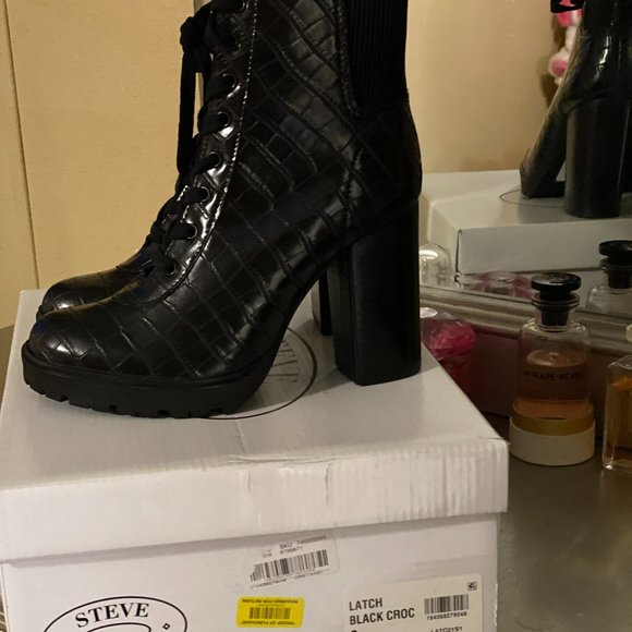 Womans Lace up boots - Picture 2 of 2